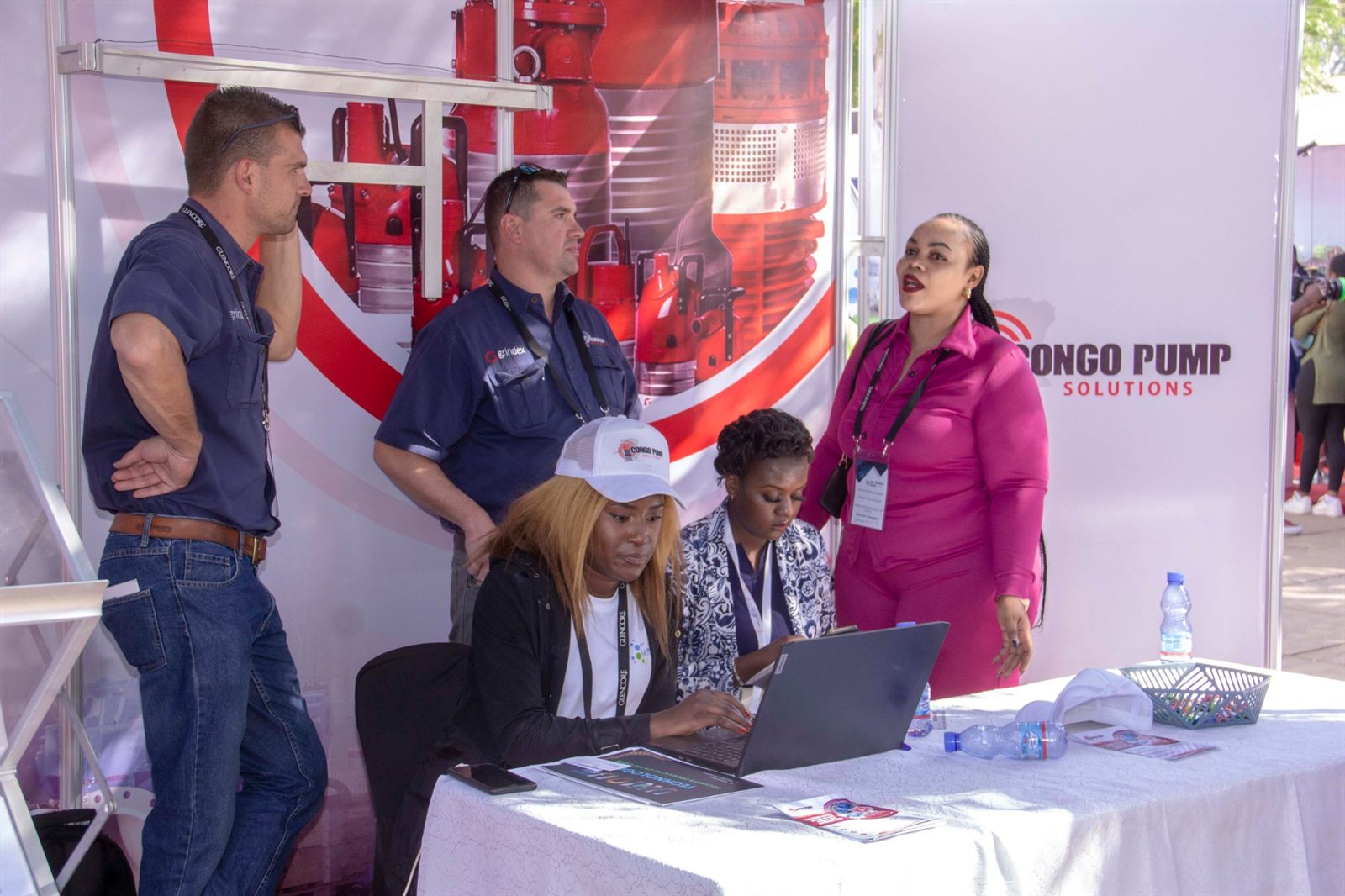 Équipe CPS et Grindex sur le stand Congo Pump Solutions
